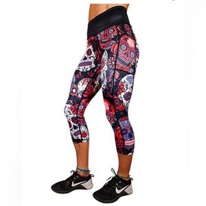 CVG Skulls & Roses Capri Leggings